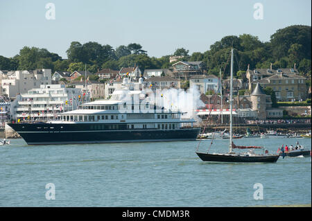 Queen Elizabeth feuern letzten Tag Diamond Jubilee Besuch in Cowes Isle Of Wight England UK 25. Juli 2012 Geschütze einen Gruß aus der Royal Yacht Squadron in Cowes. Die Queen und Prinz Phillip befanden sich an Bord der Luxus-Cruiser Leander. Bildnachweis: Pete Titmuss / Alamy Live News Stockfoto