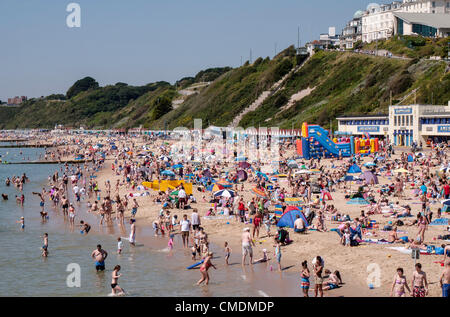 Bournemouth, Leute genießen Sommer Wetter auf West Beach, Dorset, England, Großbritannien Stockfoto