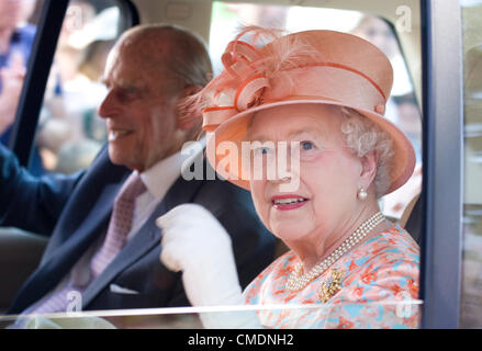 Die Königin die New Forest-Show, in Hampshire am 25. Juli 2012, der letzte Tag ihrer Diamond Jubilee Tour des Vereinigten Königreichs zu besuchen. Verlassen in der königlichen Range Rover mit dem Herzog von Edinburgh. Stockfoto