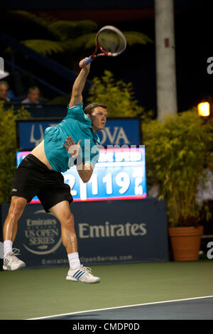 LOS ANGELES, CA - 24 Juli: Tobias Kamke dient während der Tag2 des Bauern Classic präsentiert von Mercedes-Benz im LA Tennis Center am 24. Juli 2012 in Los Angeles, Kalifornien. Stockfoto