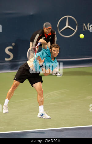 LOS ANGELES, CA - 24 Juli: Tobias Kamke dient während der Tag2 des Bauern Classic präsentiert von Mercedes-Benz im LA Tennis Center am 24. Juli 2012 in Los Angeles, Kalifornien. Stockfoto