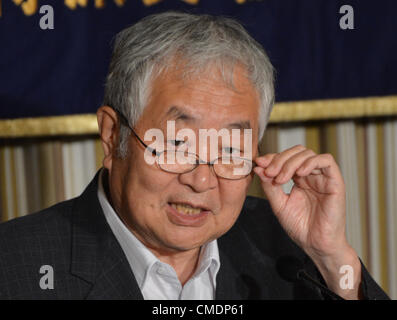 25. Juli 2012, spricht Tokyo, Japan - Yotaro Hatamura, Vorsitzender der Regierung ernannte Kommission zur Untersuchung der nuklearen Katastrophe im Kernkraftwerk Fukushima Nr. 1, bei einer Pressekonferenz am Einkaufsviertels Foreign Correspondents Club of Japan auf Mittwoch, 25. Juli 2012. Die Kommission veröffentlicht ihren Abschlussbericht mit allerlei wichtige Erkenntnisse vom Montag, dem 23. Juli. Jedoch wurde wegen extrem hohe Radioaktivität, das Scheitern zu detaillierten Sonden in was geschah und geschieht noch in der nuklearen die Kommission, zusammen mit drei anderen Untersuchungsstellen aus behindert Stockfoto