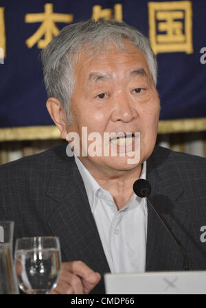 25. Juli 2012, spricht Tokyo, Japan - Yotaro Hatamura, Vorsitzender der Regierung ernannte Kommission zur Untersuchung der nuklearen Katastrophe im Kernkraftwerk Fukushima Nr. 1, bei einer Pressekonferenz am Einkaufsviertels Foreign Correspondents Club of Japan auf Mittwoch, 25. Juli 2012. Die Kommission veröffentlicht ihren Abschlussbericht mit allerlei wichtige Erkenntnisse vom Montag, dem 23. Juli. Jedoch wurde wegen extrem hohe Radioaktivität, das Scheitern zu detaillierten Sonden in was geschah und geschieht noch in der nuklearen die Kommission, zusammen mit drei anderen Untersuchungsstellen aus behindert Stockfoto