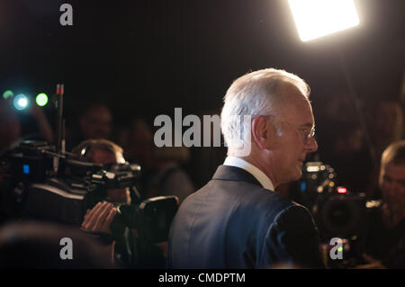 STUTTGART, Deutschland - 25 Juli: Harald Schmidt, der wohl bekannteste deutsche Talkmaster Gäste auf dem public Viewing von der Mozart-Oper "Don Giovanni" vor der Oper Gebäude in Stuttgart, Deutschland-Premiere am 25. Juli 2012 interviewt. Stockfoto