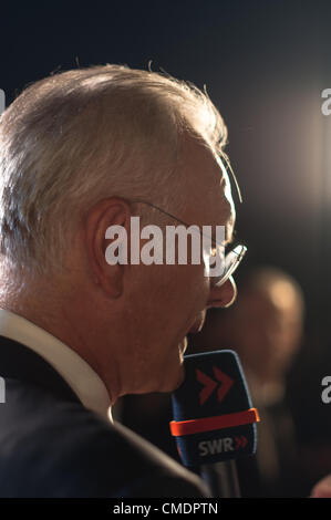 STUTTGART, Deutschland - 25 Juli: Harald Schmidt, der wohl bekannteste deutsche Talkmaster Gäste auf dem public Viewing von der Mozart-Oper "Don Giovanni" vor der Oper Gebäude in Stuttgart, Deutschland-Premiere am 25. Juli 2012 interviewt. Stockfoto