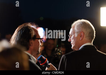 STUTTGART, Deutschland - 25 Juli: Harald Schmidt, der wohl bekannteste deutsche Talkmaster Komiker Christoph Sonntag als Gast auf dem public Viewing von der Mozart-Oper "Don Giovanni" vor der Oper Gebäude in Stuttgart, Deutschland-Premiere am 25. Juli 2012 interviewt. Stockfoto