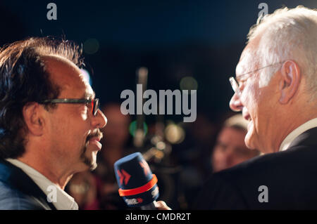 STUTTGART, Deutschland - 25 Juli: Harald Schmidt, der wohl bekannteste deutsche Talkmaster Komiker Christoph Sonntag als Gast auf dem public Viewing von der Mozart-Oper "Don Giovanni" vor der Oper Gebäude in Stuttgart, Deutschland-Premiere am 25. Juli 2012 interviewt. Stockfoto