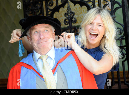 Brighton, Großbritannien. 26/07/2012. TV- und Radiomoderatorin Zoe Ball bezeichnete ihren Vater, den Sender Johnny Ball, als „den besten Papa der Welt“, als er von der University of Brighton den Ehrendoktor der Wissenschaft erhielt. Zoe war heute (26. Juli) im Publikum im Brighton Dome, als Johnny für seine Arbeit in der Popularisierung von Wissenschaft und Mathematik promovierte. Zoe sagte: “Papa ist so brillant und clever und es ist großartig, dass er von dieser Universität geehrt werden sollte … Mein Mann Norman (Fatboy Slim) war ein Student hier, also ist es irgendwie in der Familie. Hoffentlich werde ich eines Tages hier Student sein. Stockfoto