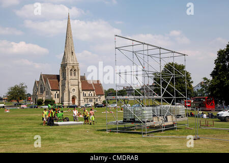 Blackheath, London, UK. 26. Juli 2012. Olympische Spiele-Vorbereitungen in Blackheath - Gebäude der Großbildschirm TV Video für die Zuschauer zu die Olympischen Spielen auf Blackheath Common zu beobachten. Bildnachweis: Paul Brown / Alamy Live News. Stockfoto