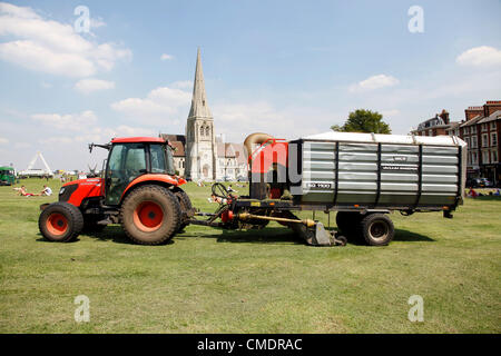 Blackheath, London, UK. 26. Juli 2012. Olympische Spiele-Vorbereitungen in Blackheath - Staubsaugen den Rasen damit es ordentlich auf Blackheath Common. Bildnachweis: Paul Brown / Alamy Live News. Stockfoto