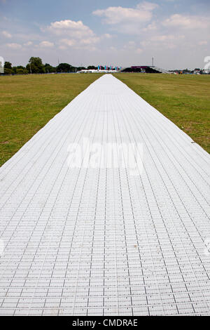 Blackheath, London, UK. 26. Juli 2012. Olympischen Spiele Vorbereitungen in Blackheath - Kunststoff Gehwege, den Rasen auf Blackheath Common zu schützen. Bildnachweis: Paul Brown / Alamy Live News. Stockfoto