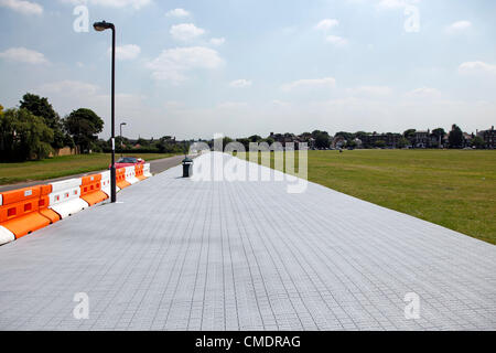 Blackheath, London, UK. 26. Juli 2012. Olympischen Spiele Vorbereitungen in Blackheath - Kunststoff Gehwege, den Rasen auf Blackheath Common zu schützen. Bildnachweis: Paul Brown / Alamy Live News. Stockfoto