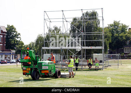 Blackheath, London, UK. 26. Juli 2012. Olympische Spiele-Vorbereitungen in Blackheath - Gebäude der Großbildschirm TV Video für die Zuschauer zu die Olympischen Spielen auf Blackheath Common zu beobachten. Bildnachweis: Paul Brown / Alamy Live News. Stockfoto