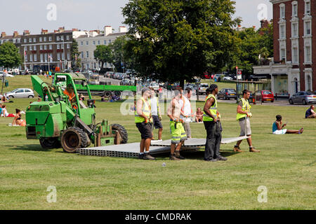 Blackheath, London, UK. 26. Juli 2012. Olympische Spiele-Vorbereitungen in Blackheath - Gebäude der Großbildschirm TV Video für die Zuschauer zu die Olympischen Spielen auf Blackheath Common zu beobachten. Bildnachweis: Paul Brown / Alamy Live News. Stockfoto