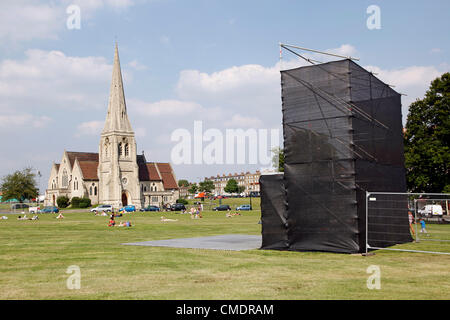 Blackheath, London, UK. 26. Juli 2012. Olympische Spiele-Vorbereitungen in Blackheath - Gebäude der Großbildschirm TV Video für die Zuschauer zu die Olympischen Spielen auf Blackheath Common zu beobachten. Bildnachweis: Paul Brown / Alamy Live News. Stockfoto