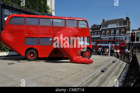 Ein britischer Doppeldecker-Bus verwandelte sich in ein Athlet, Push-ups zu tun, um die Olympischen Spiele des tschechischen Künstlers David Cerny, London, England am 26. Juli 2012 zu feiern. (CTK Foto/Radek Petrasek) Stockfoto