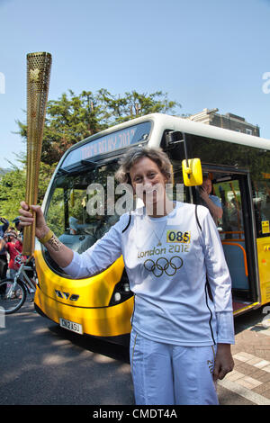 26. Juli 2012, wartet Olympic Torch Relay, Clapham Common, London, UK - 12.52 H. Dr. Sarah Springman, früheren Triathlet mit Fackel ihr wiederum in es zu beleuchten, und als Teil der Relais ausgeführt. Stockfoto