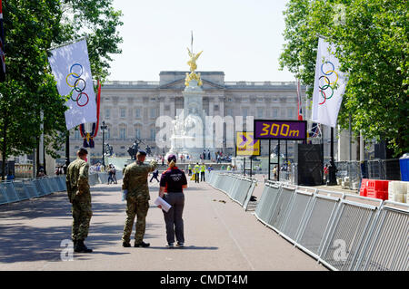 LONDON, UK, Donnerstag, 26. Juli 2012. Eines Tages vor London 2012 Olympic Games Eröffnungsfeier auf der Mall. Stockfoto