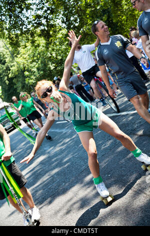 26. Juli 2012, Olympic Torch Relay, Clapham Common, London, UK - 12,55 H. Frau auf Rollschuhen - ein Verkehr OCU - als Teil der Lloyds TSB-Float-Crew vor der Fackelträger. Stockfoto