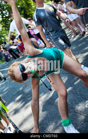 26. Juli 2012, Olympic Torch Relay, Clapham Common, London, UK - 12,55 H. Frau auf Rollschuhen - ein Verkehr OCU - als Teil der Lloyds TSB-Float-Crew vor der Fackelträger. Stockfoto