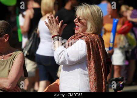 London, UK. Die Olympische Fackel durch Notting Hill Gate in Kensington und Chelsea am Nachmittag des 26. Juli 2012 von Krone Preis Frederik von Dänemark weitergeleitet. Massen und Tänzer den Tag genießen. Stockfoto