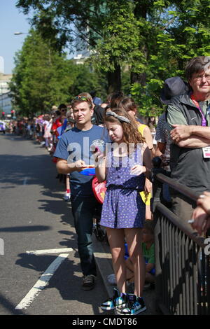 London, UK. Die Olympische Fackel durch Notting Hill Gate in Kensington und Chelsea am Nachmittag des 26. Juli 2012 von Krone Preis Frederik von Dänemark weitergeleitet. Massen und Tänzer den Tag genießen. Stockfoto