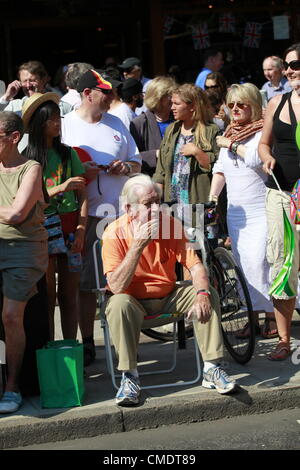 London, UK. Die Olympische Fackel durch Notting Hill Gate in Kensington und Chelsea am Nachmittag des 26. Juli 2012 von Krone Preis Frederik von Dänemark weitergeleitet. Massen und Tänzer den Tag genießen. Stockfoto