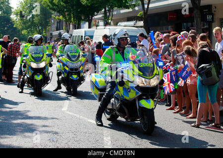 London, UK. Die Olympische Fackel durch Notting Hill Gate in Kensington und Chelsea am Nachmittag des 26. Juli 2012 von Krone Preis Frederik von Dänemark weitergeleitet. Massen und Tänzer den Tag genießen. Stockfoto