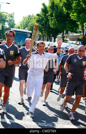 London, UK. Die Olympische Fackel durch Notting Hill Gate in Kensington und Chelsea am Nachmittag des 26. Juli 2012 von Krone Preis Frederik von Dänemark, (im Bild) weitergeleitet. Stockfoto