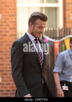 26. Juli 2012 kommt - London, Vereinigtes Königreich - David Beckham außerhalb Nummer 10 Downing Street, die hand in eine Petition im Auftrag von UNICEF. Stockfoto