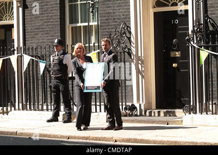 26. Juli 2012 kommt - London, Vereinigtes Königreich - David Beckham außerhalb Nummer 10 Downing Street, die hand in eine Petition im Auftrag von UNICEF. Stockfoto