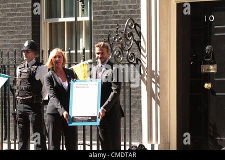 26. Juli 2012 - London, London, Vereinigtes Königreich - kommt David Beckham außerhalb Nummer 10 Downing Street, die hand in eine Petition im Auftrag von UNICEF. Stockfoto