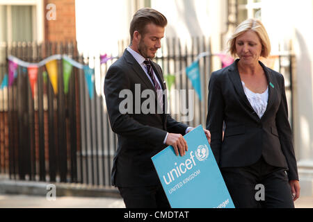 26. Juli 2012 kommt - London, Vereinigtes Königreich - David Beckham außerhalb Nummer 10 Downing Street, die hand in eine Petition im Auftrag von UNICEF. Stockfoto