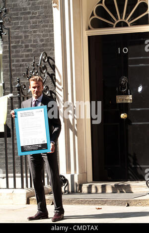 26. Juli 2012 kommt - London, Vereinigtes Königreich - David Beckham außerhalb Nummer 10 Downing Street, die hand in eine Petition im Auftrag von UNICEF. Stockfoto