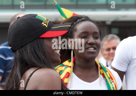 Manchester, UK. 26. Juli 2012. Am Nachmittag werden zwei senegalesische Fans außerhalb Old Trafford, Manchester Uniteds Boden, wo die ersten Olympischen am Boden Fußballspiele ausgetragen. Uruguay V Vereinigte Arabische Emirate Großbritannien V Senegal, 26.07.2012 folgen Stockfoto