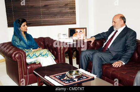 Bundesminister für auswärtige Angelegenheiten, spricht Hina Rabbani Khar mit Botschafter von Afghanistan bis Pakistan Umar Daud Zai bei Treffen in Islamabad am Donnerstag, 26. Juli 2012. Stockfoto