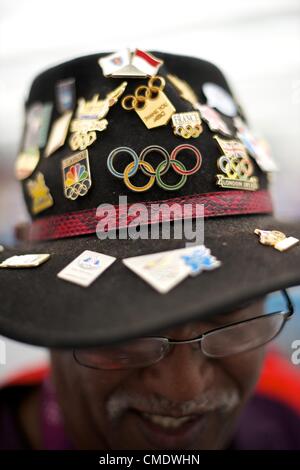 26. Juli 2012 - London, England, Vereinigtes Königreich - dons ein Fan einen Olympischen Pin überdachte Hut auf dem Gelände des Olympischen Dorfes am Vortag der Eröffnung der Olympischen Spiele London 2012. (Kredit-Bild: © Mark Makela/ZUMAPRESS.com) Stockfoto