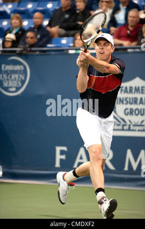 LOS ANGELES, CA - 25 Juli: Sam Querrey Rückhand seiner Rückkehr während der 3. Tag des Bauern Classic präsentiert von Mercedes-Benz im LA Tennis Center am 25. Juli 2012 in Los Angeles, Kalifornien. Stockfoto