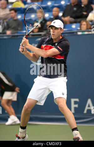 LOS ANGELES, CA - 25 Juli: Sam Querrey Uhren seiner Rückkehr während Tag3 des Bauern Classic präsentiert von Mercedes-Benz im LA Tennis Center am 25. Juli 2012 in Los Angeles, Kalifornien. Stockfoto