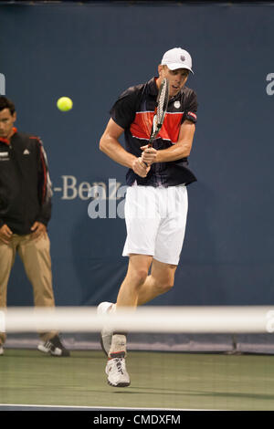 LOS ANGELES, CA - 25 Juli: Sam Querrey Rückhand seiner Rückkehr während der 3. Tag des Bauern Classic präsentiert von Mercedes-Benz im LA Tennis Center am 25. Juli 2012 in Los Angeles, Kalifornien. Stockfoto