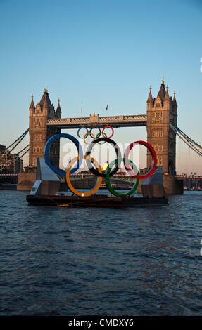 Tower Bridge, 26. Juli 2012: Einen Überblick über die Tower Bridge mit den Olympischen Ringen vor London 2012 Olympische Spiele in London, UK, (Foto: Enrico Calderoni/AFLO SPORT) [0391] Stockfoto