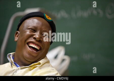 CAPE TOWN, SOUTH AFRICA: vertrieben ANC Youth League Führer Julius Malema lacht während seines Vortrags über das Leben von Nelson Mandela am 26. Juli 2012 auf der Cape Peninsula University of Technology in Cape Town, Südafrika. (Foto von Gallo Images / Zeit / Halden Krog) Stockfoto