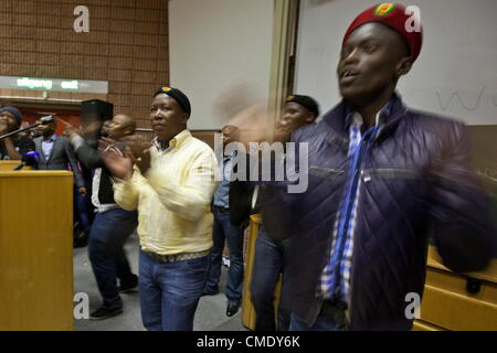 CAPE TOWN, SOUTH AFRICA: vertrieben ANC Youth League Führer Julius Malema tanzt vor seinem Vortrag über das Leben von Nelson Mandela am 26. Juli 2012 auf der Cape Peninsula University of Technology in Cape Town, Südafrika. (Foto von Gallo Images / Zeit / Halden Krog) Stockfoto