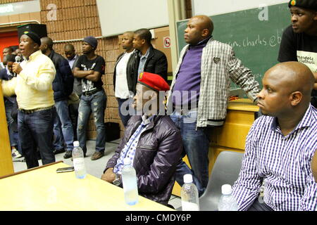 CAPE TOWN, SOUTH AFRICA: vertrieben ANC Youth League Führer Julius Malema hält einen Vortrag über das Leben von Nelson Mandela am 26. Juli 2012 auf der Cape Peninsula University of Technology in Cape Town, Südafrika. (Foto von Gallo Images / Sowetan / Elvis ka Nyelenzi) Stockfoto