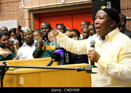 CAPE TOWN, SOUTH AFRICA: vertrieben ANC Youth League Führer Julius Malema hält einen Vortrag über das Leben von Nelson Mandela am 26. Juli 2012 auf der Cape Peninsula University of Technology in Cape Town, Südafrika. (Foto von Gallo Images / Sowetan / Elvis ka Nyelenzi) Stockfoto