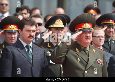 19. Mai 2009 - Minsk, Russland - verschiedene Sorurces in Belarus zu berichten, dass Präsident von Belarus Alexander Lukashenko geht um Kontrolle über des Landes wiederanpassend Ministerium stärken dadurch sicher, dass sein ältester Sohn Viktor Lukashenko (Lukaschenko) Kontrolle von Belarus des Innenministeriums übernehmen. Es wird berichtet, dass von entscheidender Bedeutung jetzt für Präsident Alexander Lukashenko als das Land Parlamentswahlen im September 2012 konfrontiert ist... im Bild: Assistent des Präsidenten von Belarus für National Security Affairs Viktor Lukaschenko (l) zusammen mit den anderen Belarus militärischen Befehl Stockfoto