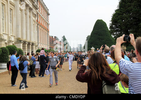 London 2012 Olympische Fackel-Relais. Finaltag - Freitag, 27. Juli 2012. Hampton Court Palace und Themse, East Molesey Surrey, England, Vereinigtes Königreich. Jane Caldwell in den formalen Gärten. Bildnachweis: Ian Bottle / Alamy Live News. Stockfoto