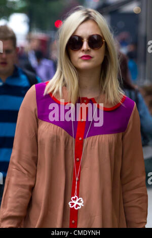 LONDON - Juli 27: Fearne Cotton entdeckt auf dem Weg zum Radio One, 27. Juli 2012 in London, Großbritannien Stockfoto