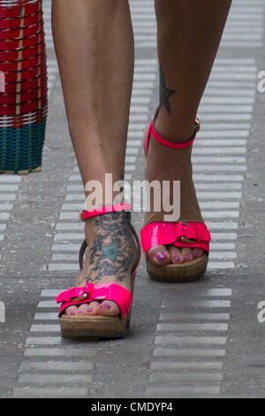 LONDON - Juli 27: Fearne Cotton entdeckt auf dem Weg zum Radio One, 27. Juli 2012 in London, Großbritannien Stockfoto