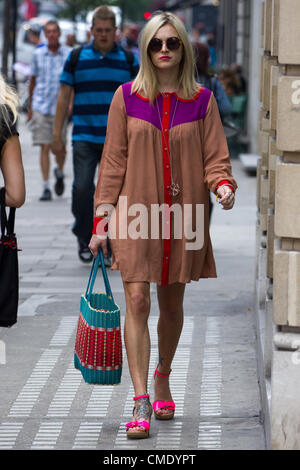 LONDON - Juli 27: Fearne Cotton entdeckt auf dem Weg zum Radio One, 27. Juli 2012 in London, Großbritannien Stockfoto